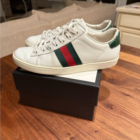 Gucci White Sneakers with Green and Red Accents - Picture 3 of 5